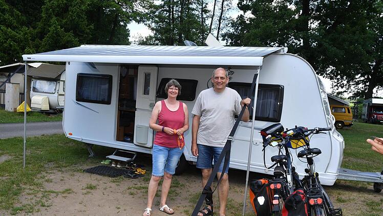 Die beiden sind seit 30 Jahren Camper und haben bereits den siebten Wohnwagen. Foto: Ronald Rinklef