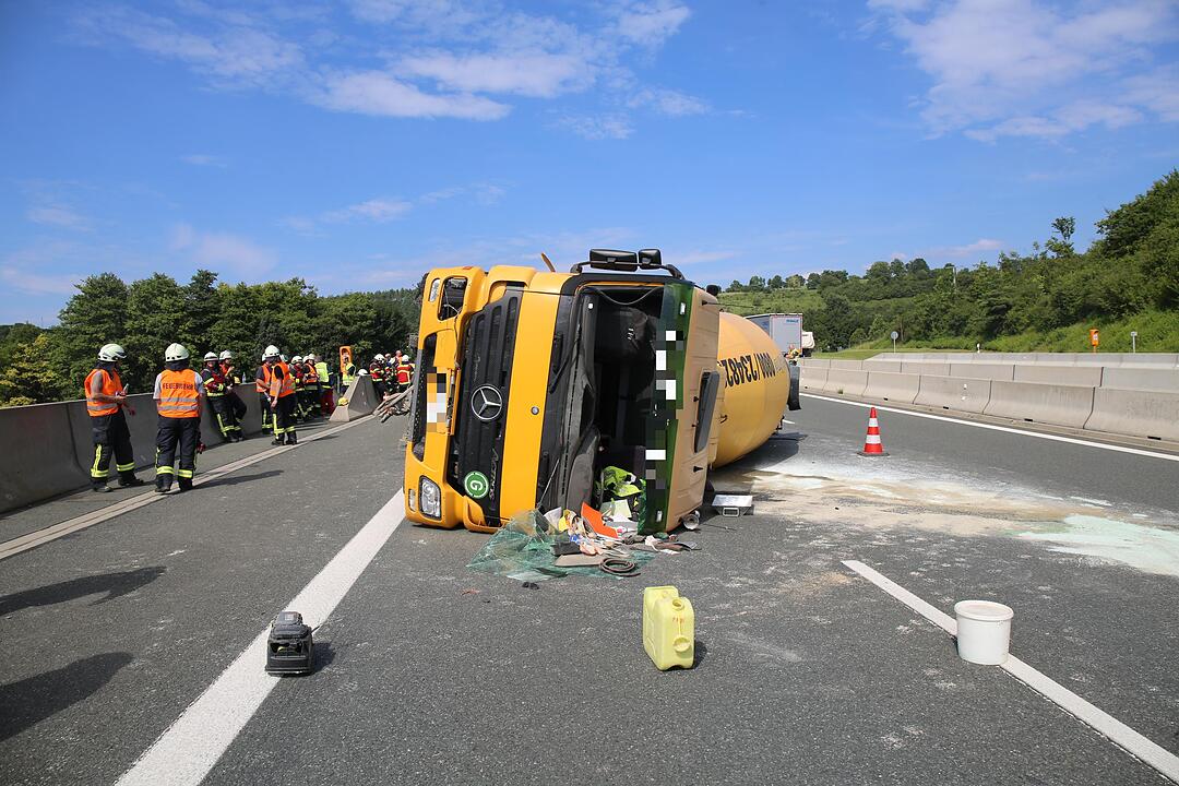A9 bei Bindlach: Betonmischer stürzt nach Reifenplatzer um