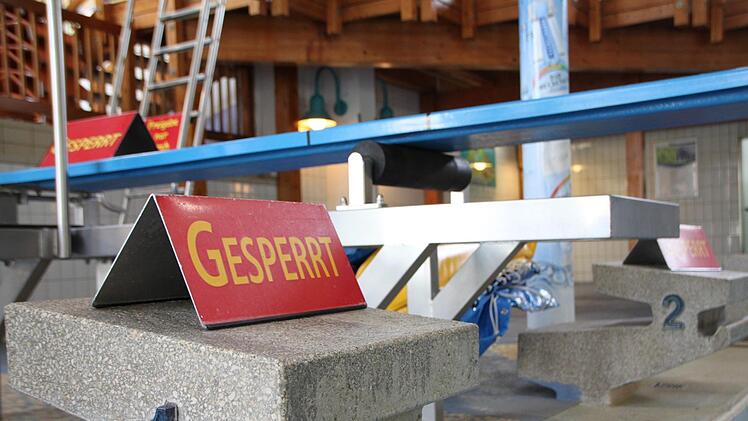 Das Becken ist erst zur Hälfte mit Wasser gefüllt. Sprungbrett und Blöcke sind gesperrt. Foto: Ulrike Müller