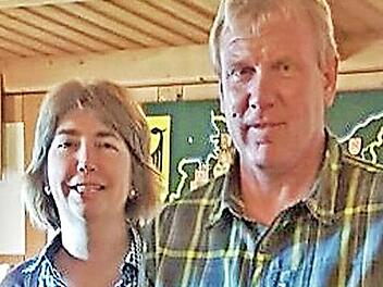Kirsten Schwarm gratuliert Udo Krämer zum Titel "Suchensieger/bester Gebrauchshund 2017".  Fotos: Klaus Oelzner