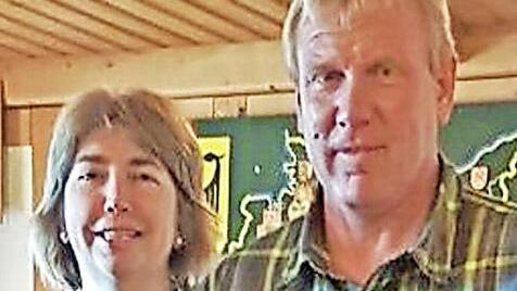 Kirsten Schwarm gratuliert Udo Krämer zum Titel "Suchensieger/bester Gebrauchshund 2017".  Fotos: Klaus Oelzner