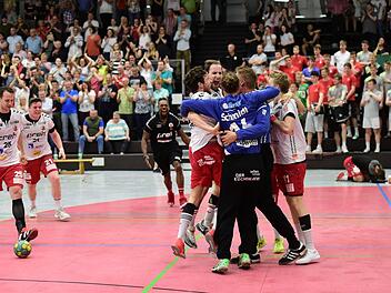 So jubeln Sieger: Der HSC feiert ausgelassen nach dem Schlusspfiff.  Anand Anders