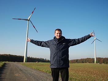 So hat alles angefangen: Seit 2010 drehen sich auf der Höhe bei Buch zwei Windräder, die Strom ins Netz des Stadtwerks Haßfurt einspeisen. Geschäftsführer Norbert Zösch hat seither viel getan, um dem Ziel "Selbstversorgung" in großen Schritten näher zu kommen. Foto: Günter Flegel