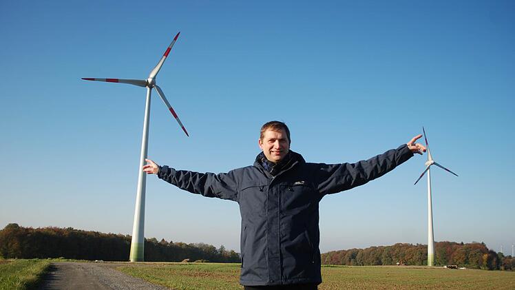 So hat alles angefangen: Seit 2010 drehen sich auf der Höhe bei Buch zwei Windräder, die Strom ins Netz des Stadtwerks Haßfurt einspeisen. Geschäftsführer Norbert Zösch hat seither viel getan, um dem Ziel "Selbstversorgung" in großen Schritten näher zu kommen. Foto: Günter Flegel