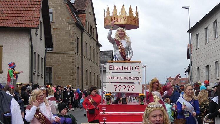 Die Gruppe Schneider hatte ebenfalls Elisabeth Goger zum Thema und stellte die Akteure rund um den Frankenwein mit urigen Zeitgenossen nach.