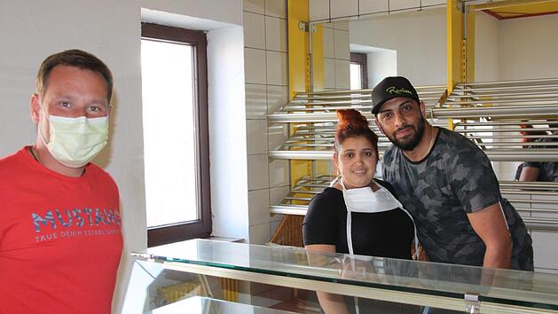 Über den neuen Bäcker freut sich Ortsreferent Fabian Nöth (links) mit Elvir (von rechts) und Miri Redjepov. Als das Bild gemacht wurde, waren die Regale noch leer. Foto: Matthias Nöth