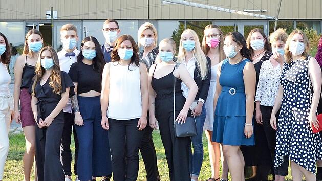 Die Abschlussklasse Ha&szlig;furt der gemeinsamen Berufsfachschule f&uuml;r Pflege mit der Lehrerin Isabelle Kister (links) und der Pflegedienstleiterin der Klinik in Ha&szlig;furt, Elisabeth R&ouml;hner (rechts)  Foto: Indre Marie Leikert