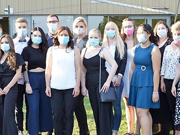 Die Abschlussklasse Haßfurt der gemeinsamen Berufsfachschule für Pflege mit der Lehrerin Isabelle Kister (links) und der Pflegedienstleiterin der Klinik in Haßfurt, Elisabeth Röhner (rechts)  Foto: Indre Marie Leikert