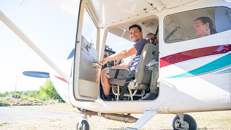 Die Cessna startet auf der vergilbten Graspiste des Flugplatzes Schweinfurt-Süd. Foto: Fabian Gebert