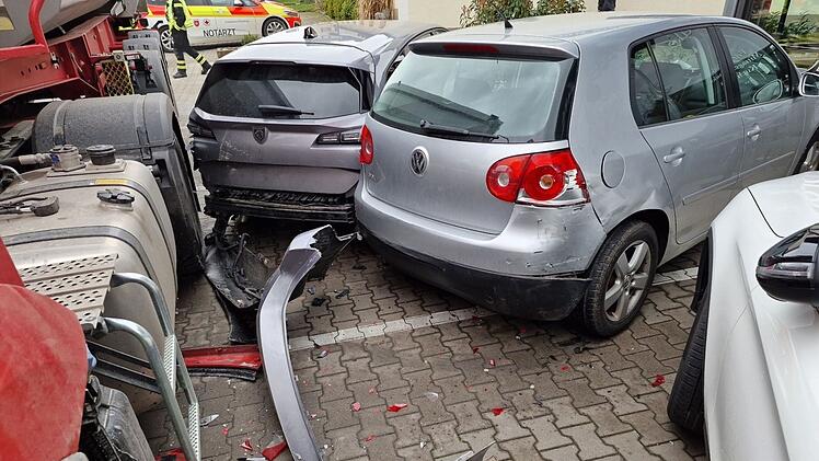 Würzburg: Spektakulärer Unfall in Kist - Lkw knallt vor Bäckerei in drei Autos - "verlor Kontrolle"