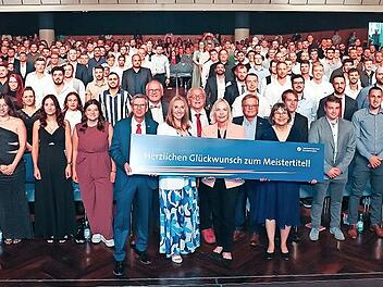 Insgesamt 504 Jungmeisterinnen und Jungmeister aus 21 verschiedenen Handwerksberufen erhielten bei der Meisterfeier der Handwerkskammer für Unterfranken in Würzburg ihre Meisterbriefe.