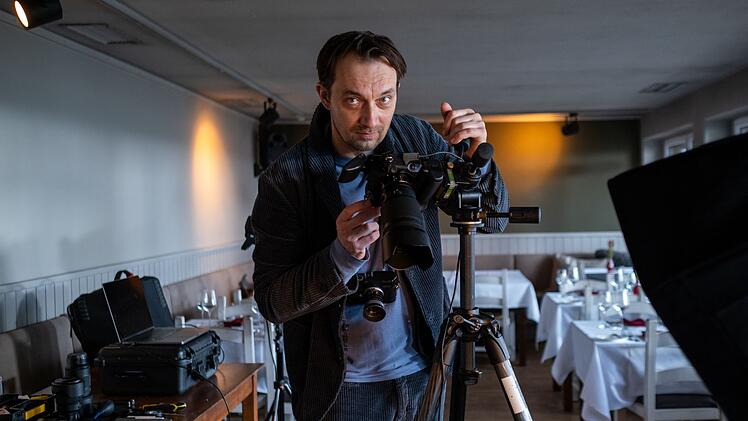 Knut Küster (Steven Scharf) ist Fotograf und ein langjähriger Freund von Wolf Voss.