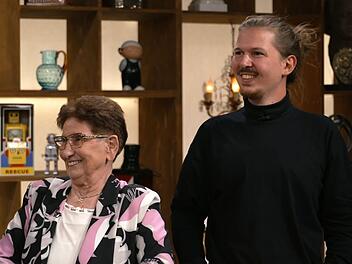 Oma Gerlinde aus Pfungstadt und ihr Enkel Moritz aus Freiburg wollten eine Leuchtreklame bei "Bares f&uuml;r Rares" loswerden.