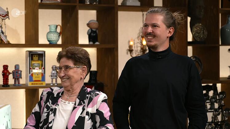 Oma Gerlinde aus Pfungstadt und ihr Enkel Moritz aus Freiburg wollten eine Leuchtreklame bei "Bares f&uuml;r Rares" loswerden.