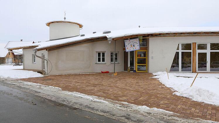 Runde Formen prägen den Kindergarten in Kleukheim. Er soll noch vor der Wahl eingeweiht werden. Fotos: Barbara Herbst
