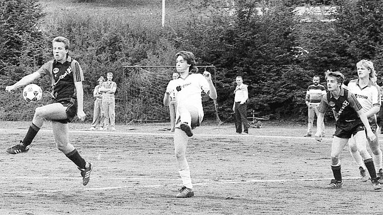 Szene vom Spiel der A-Jugend-Mannschaft von Bundesligist Eintracht Frankfurt gegen eine inoffizielle Bad Kissinger A-Jugend-Stadtauswahl (wei&szlig;e Trikots) 1:1.