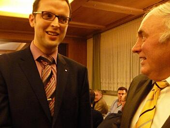 Der amtierende Bürgermeister Günter Pfändner (rechts) gratuliert seinem Wunschnachfolger Andreas Pöhner zur erfolgreichen Nominierung.  Foto: Katharina Müller-Sanke
