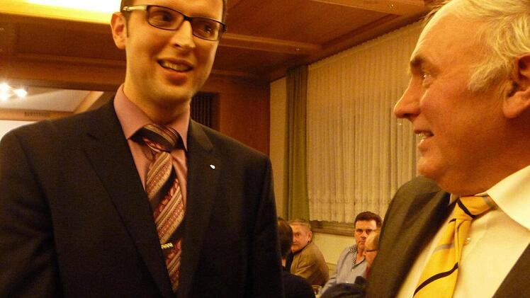 Der amtierende Bürgermeister Günter Pfändner (rechts) gratuliert seinem Wunschnachfolger Andreas Pöhner zur erfolgreichen Nominierung.  Foto: Katharina Müller-Sanke