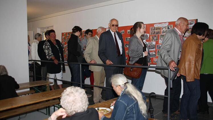 Auch drinnen fand sich genügend Platz für die Festbesucher, solange der Regen draußen runter ging.