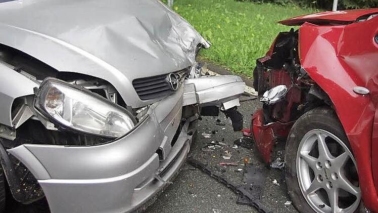 Versicherungen schützen vor hohen Unfallkosten. Doch auch sie kosten viel Geld.  Foto: Archiv/Heike Schülein