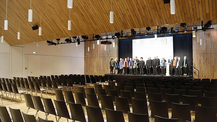Ein Blick in den Saal mit Chor auf der Bühne