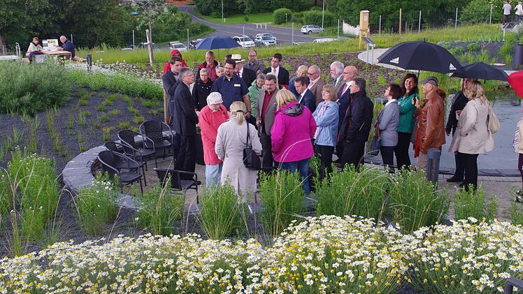 Landschaftsarchitekt Götz Lauenstein und Arnikastadt-Netzwerkmanager Oliver Plewa führten durch den entstandenen Kräuterlehr- und Schaugarten. Foto: Heike Schülein