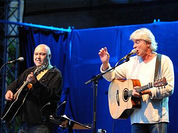 Wolfgang Buck, WernerSchmidbauer und Martin Kälberer sorgten für einen stimmungsvollen Auftakt imTambacher Schlosshof.  Fotos: Carolin Herrrmann