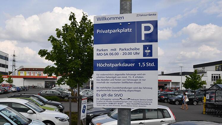 Zwei Beispiele, ein Zweck: An der Pödeldorfer Straße 138 ist die erlaubte Parkzeit definiert ... Foto: Ronald Rinklef