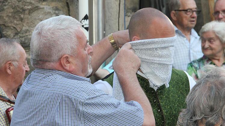 Als erstes war Dominik Kropf an der Reihe. Erst wurden ihm die Augen verbunden... Foto: Sebastian Martin
