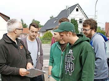Nach der praktischen Fahrt analysierten die Mitfahrenden und die Fahrlehrer das gezeigte Fahrverhalten.