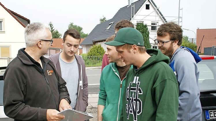 Nach der praktischen Fahrt analysierten die Mitfahrenden und die Fahrlehrer das gezeigte Fahrverhalten.