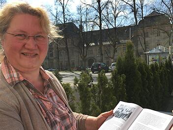 Barbara Gülta hat als Kind das berüchtigte APO-Knast-Camp miterlebt. Die Gemeinde-Archivarin und Fremdenführerin kann diese Erfahrungen nun auch berufilich nutzen. Foto: Anette Schreiber