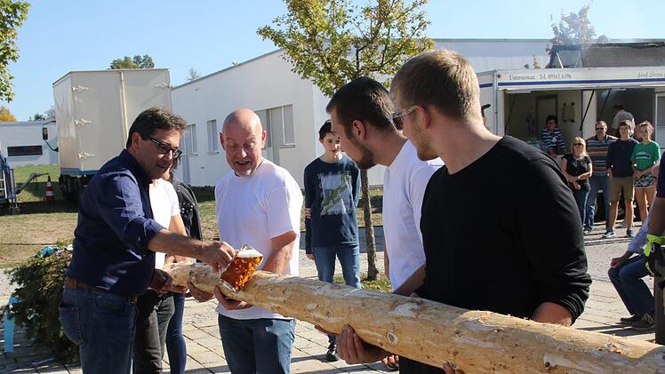 Bürgermeister Rosenbauer segnet den Bau mit Bier. Foto: Michael Stelzner