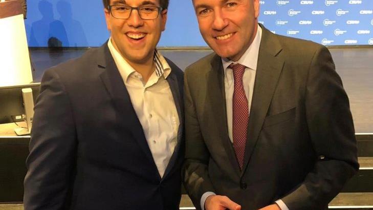 Der 26-j&auml;hrige Herzogenauracher Konrad K&ouml;rner mit dem CSU-Spitzenkandidat Manfred Weber  Foto: privat