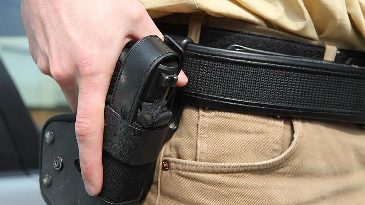 Ende November hat sich in Bonn ein Drama abgespielt. Ein 23-jähriger Polizist schoss einem Kollegen unabsichtlich in den Hals. Der Beamte verstarb nun Anfang der Woche.   Symbolbild: Matthias Hoch