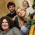 Julian, Chantale, Leonie und Susanne (im Uhrzeigersinn) wissen, worauf es in der Eltmanner Wohngruppe zur Weihnachtszeit ankommt: Zusammenhalt. Foto: Teresa Hirschberg