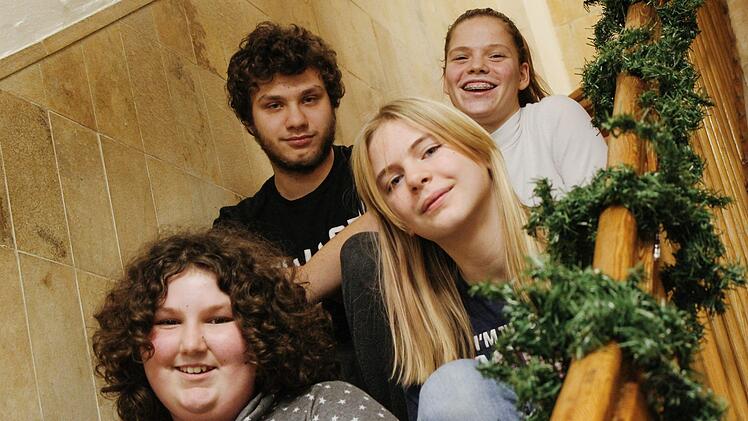 Julian, Chantale, Leonie und Susanne (im Uhrzeigersinn) wissen, worauf es in der Eltmanner Wohngruppe zur Weihnachtszeit ankommt: Zusammenhalt. Foto: Teresa Hirschberg