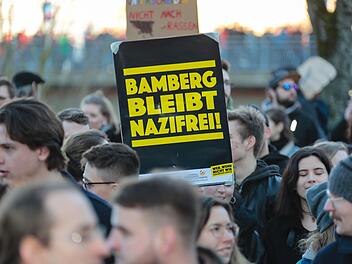 Drei Veranstaltungen an einem Tag: Nazi-Demo des III. Wegs, Gegendemo und Fest der Demokratie: In Bamberg sind am Samstag viele Menschen auf der Straße - und hunderte Polizisten im Einsatz. Foto: Matthias Hoch
