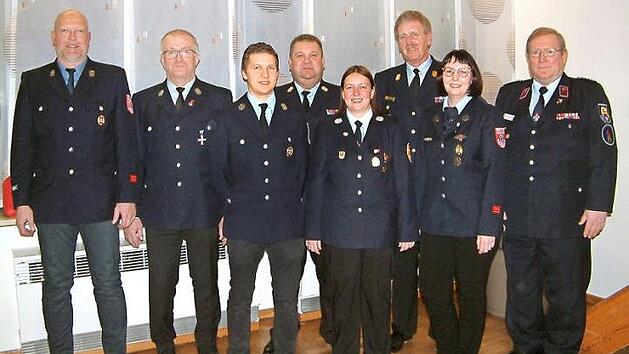 In Nurn hielten die Jugendfeuerwehren des Kreises Kronach ihre Delegiertenversammlung ab. Im Bild (von links) die geehrten Peter Schmidt und Peter Dressel, der scheidende Schriftf&uuml;hrer Daniel Gremer, KJFW Dirk Raupach, die geehrte Carolin Wicklein, KBI Harald Schnappauf, die neu gew&auml;hlte Schriftf&uuml;hrerin Silvia Welsch und KJFW Henry Schwarzer aus Sonneberg. Foto: Hans Franz