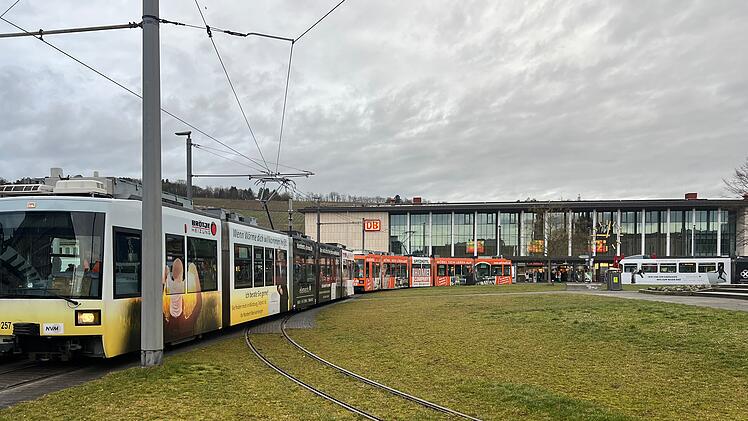 Würzburg: Drei Straßenbahnen krachen ineinander - Behinderungen im Berufsverkehr