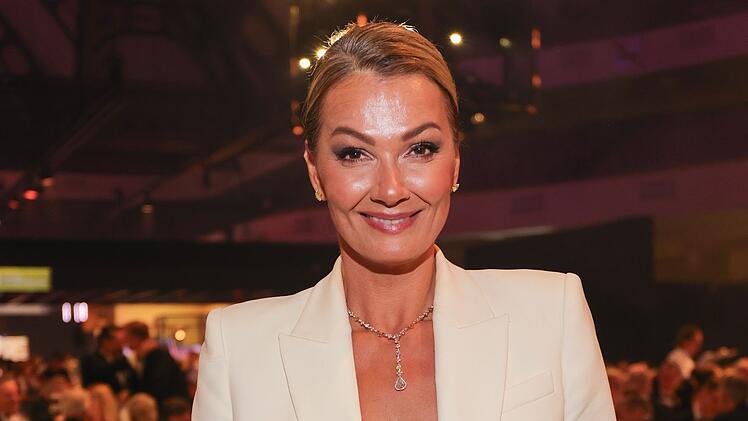 Franziska van Almsick wacht darüber, dass die Sportfragen richtig beantwortet werden.