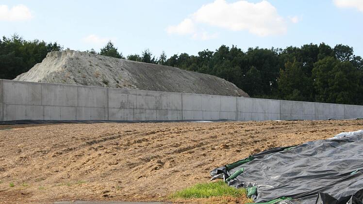 In einem Versuch ist die Silage in Lagen ausgebreitet worden, so dass immer die gleichen Schichten beim Abstechen verwendet werden. "Aber das Aufbringen in Lagen ist aufwendig, das ändern wir wieder", so von Künsberg.