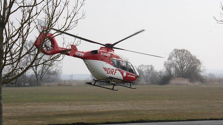 Der junge Mercedes-Fahrer wurde sicherheitshalber zur genaueren Untersuchung mit dem Rettungshubschrauber ins Universitätsklinikum Erlangen verbracht. Foto: Sonja Werner
