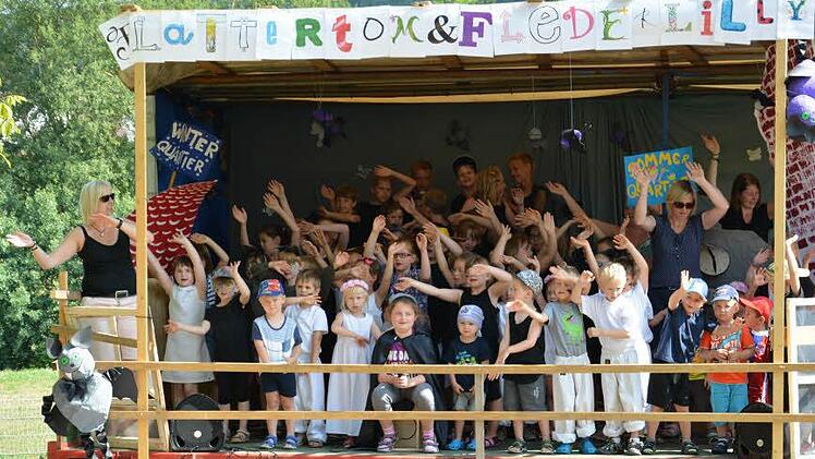 Alle Kinder auf der Bühne Foto: Björn Hein