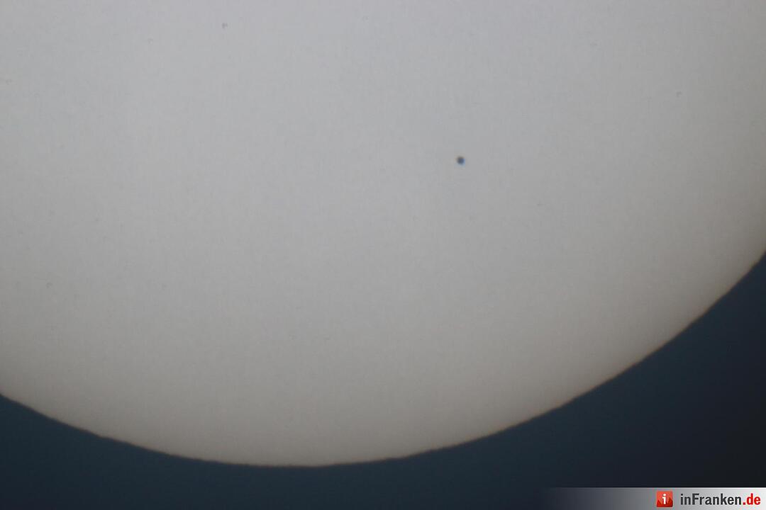 Merkur schiebt sich vor die Sonne