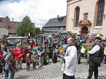 Pater Stanislaus segnete die Traktoren, die mit ihren Besitzern auf den Kreuzberg gepilgert waren. Foto: Eckert