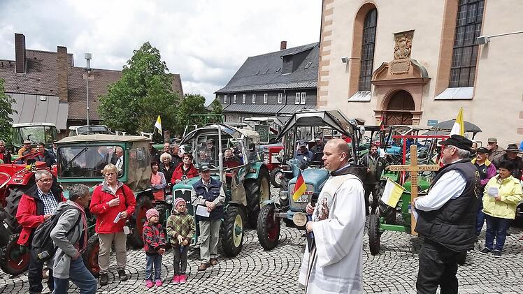 Pater Stanislaus segnete die Traktoren, die mit ihren Besitzern auf den Kreuzberg gepilgert waren. Foto: Eckert
