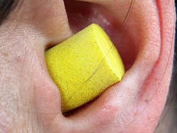 Wer seine Ruhe will, der geht mit dem Einsatz von Ohrenstöpseln auf Nummer sicher.Symbolbild: Fredrik von Erichsen dpa