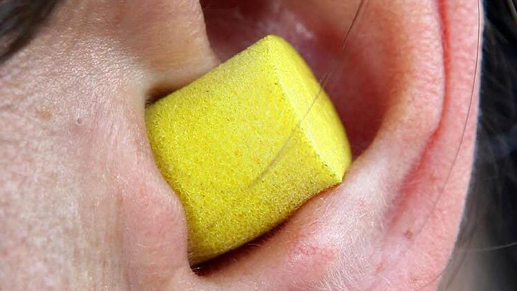 Wer seine Ruhe will, der geht mit dem Einsatz von Ohrenstöpseln auf Nummer sicher.Symbolbild: Fredrik von Erichsen dpa