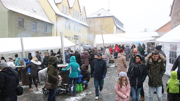 Impressionen vom Weihnachtsmarkt in Lonnerstadt. Foto: Yannick Hupfer